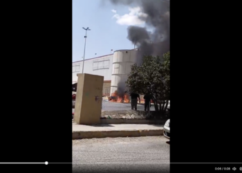 Incendian taxi en Soriana Mercado de Guadalupe